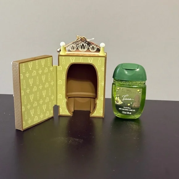 Bath & Body Works, Disney Tiana's Place Light-Up Pocketbac Holder & Hand - Picture 3 of 6